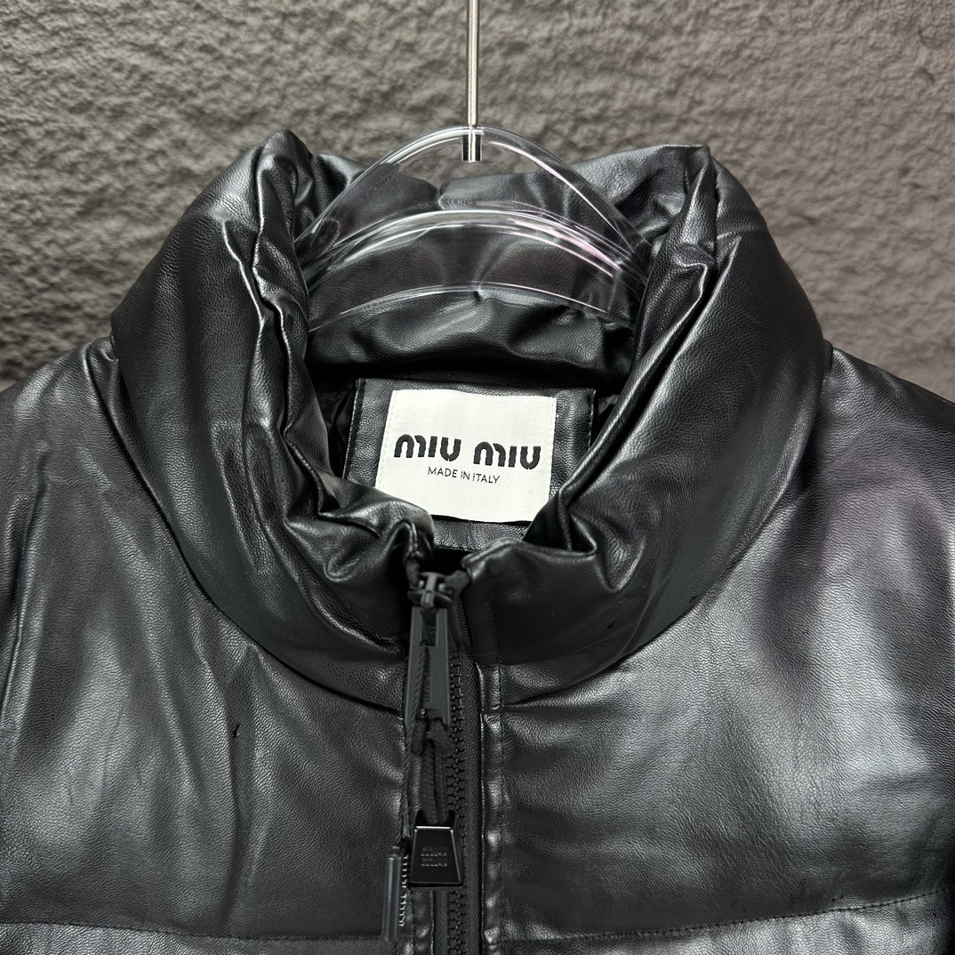 MIUMIU2024新款黑科技PU字母logo情侣款立领羽绒服外套高版本高版本90白鸭绒内里黑科技涂层好