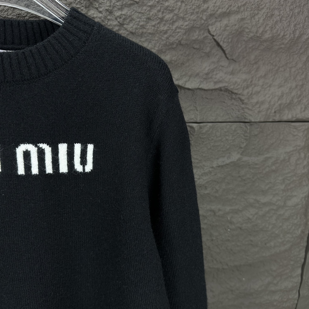 High-End Knit Sweater with New MiU MiU 2024 Logo – Fashionable and Comfortable - 图片 4