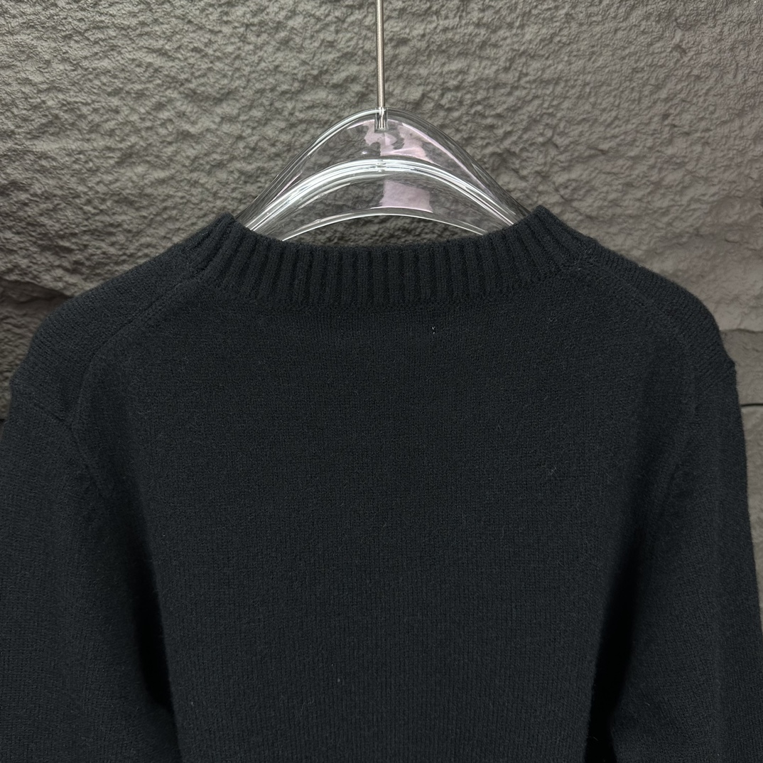High-End Knit Sweater with New MiU MiU 2024 Logo – Fashionable and Comfortable - 图片 9