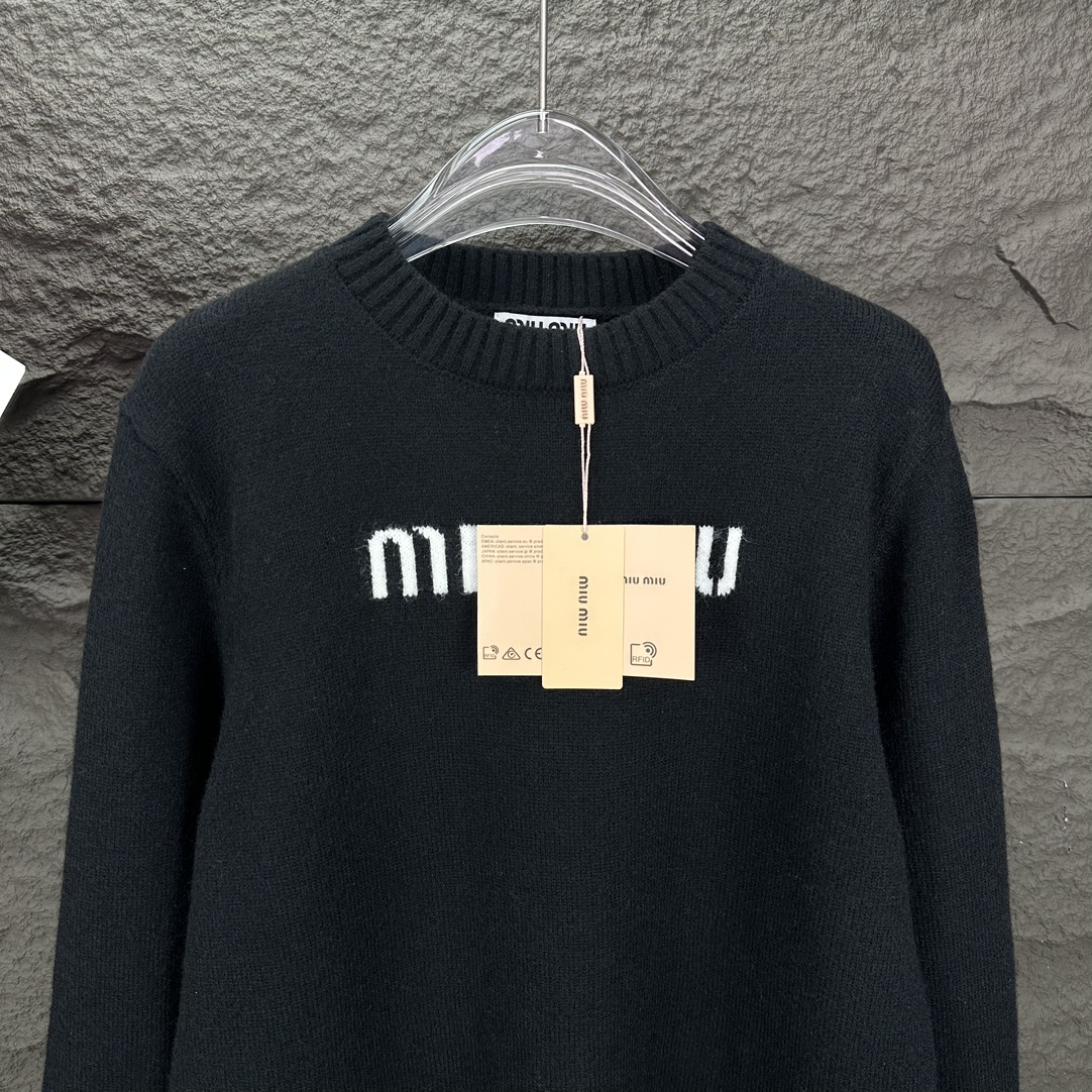 High-End Knit Sweater with New MiU MiU 2024 Logo – Fashionable and Comfortable - 图片 5