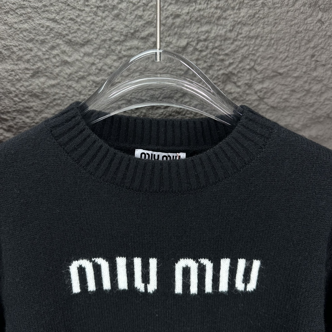 High-End Knit Sweater with New MiU MiU 2024 Logo – Fashionable and Comfortable - 图片 3