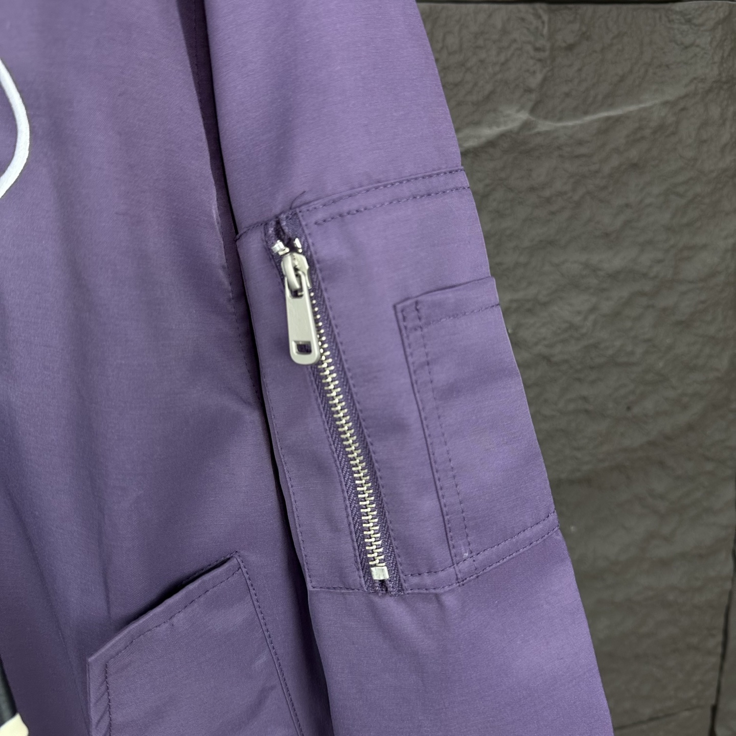 LuLU 2025’s High-End Embroidered Couple Jacket: Features, Quality, and Style - 图片 8