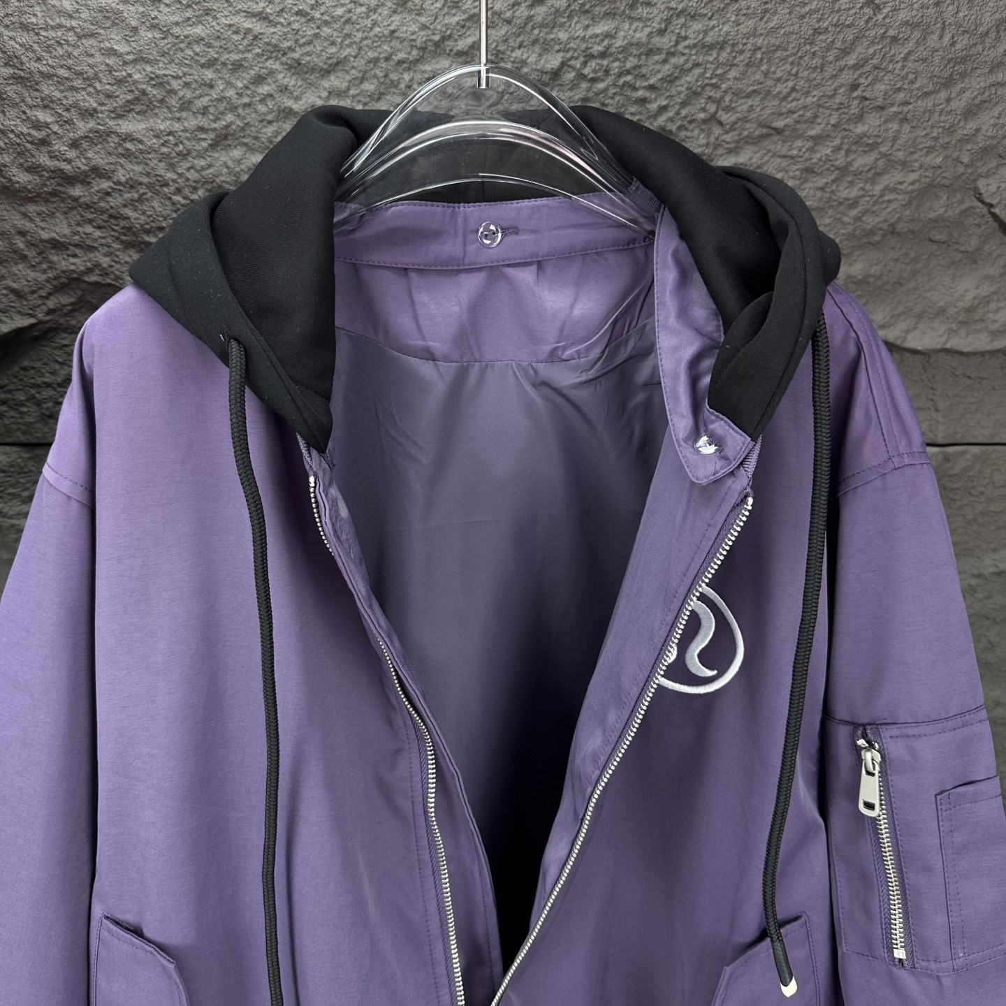 LuLU 2025’s High-End Embroidered Couple Jacket: Features, Quality, and Style - 图片 6