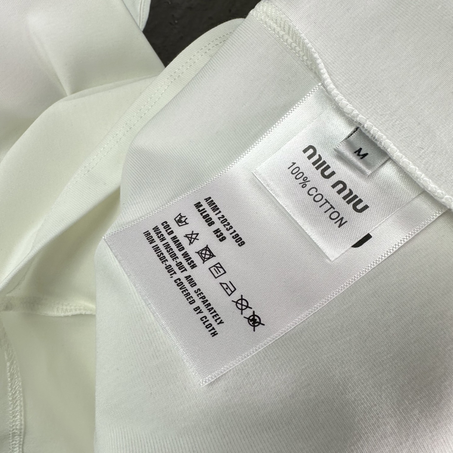 High-end MiU MiU 2025 Embroidery Logo T-shirt in Black and White – Premium Quality - 图片 7