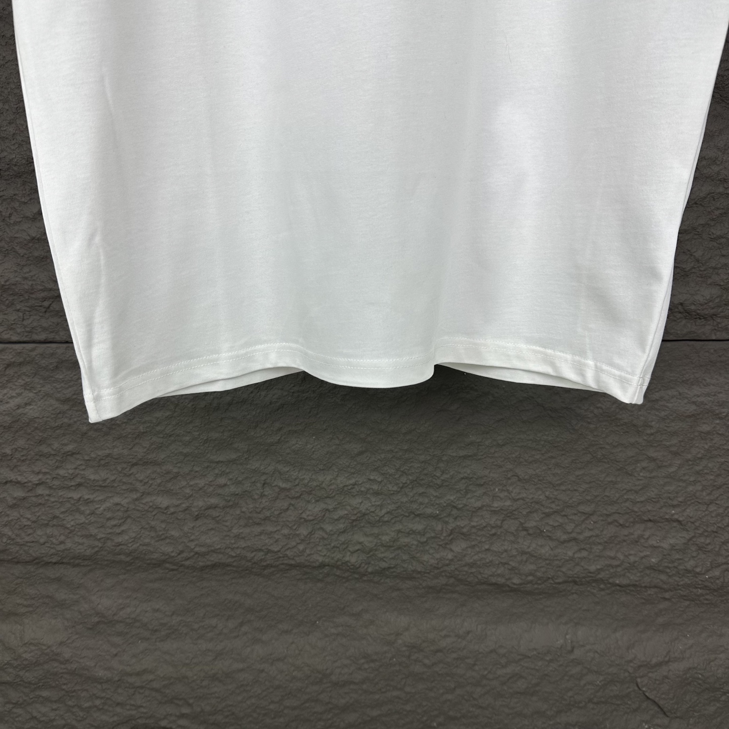 Chanel’s 2025 High-End Logo Couple T-Shirt: Fashionable, High-Quality, Unisex - 图片 6