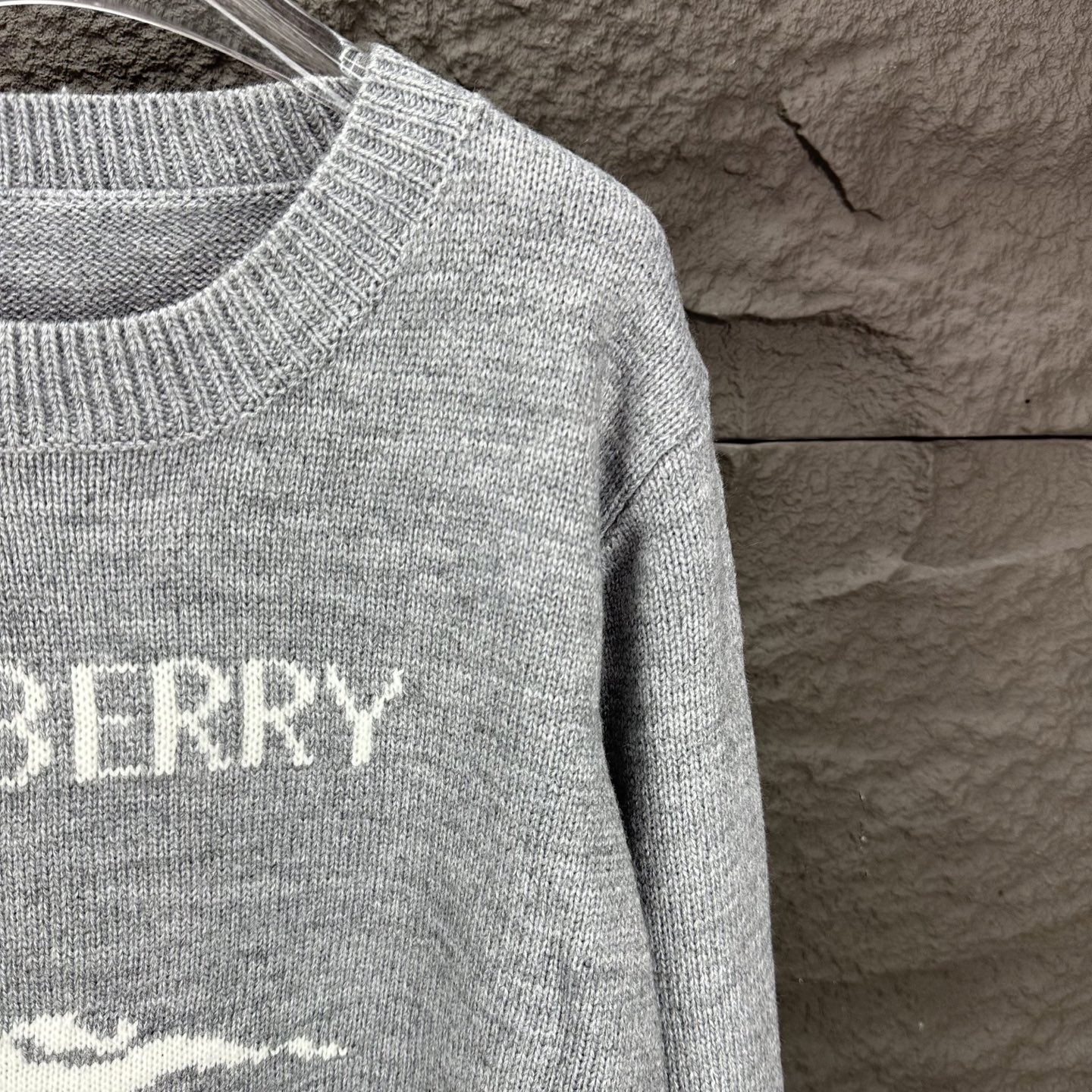 High-end Unisex Sweater: Barbara 2025 Letter Logo Couple’s Sweater in Black and Gray - 图片 4