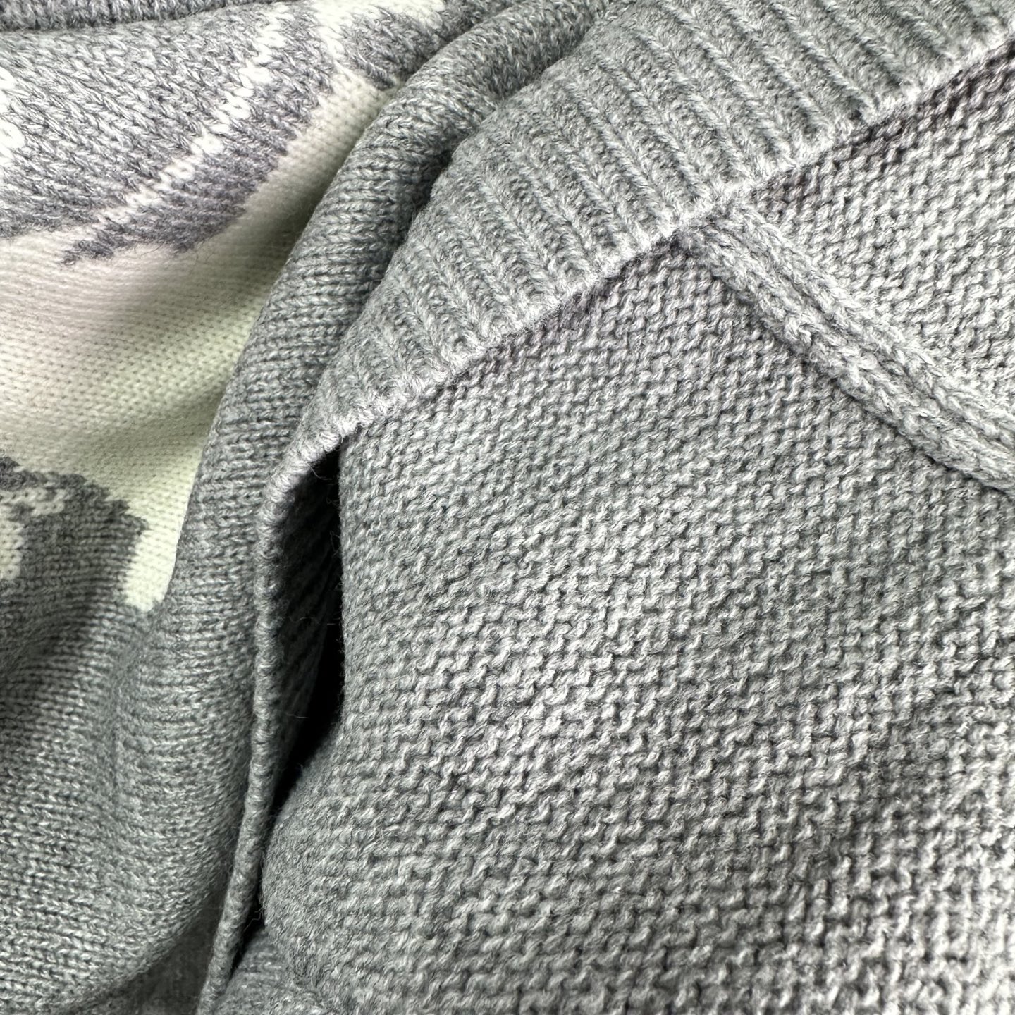 High-end Unisex Sweater: Barbara 2025 Letter Logo Couple’s Sweater in Black and Gray - 图片 7