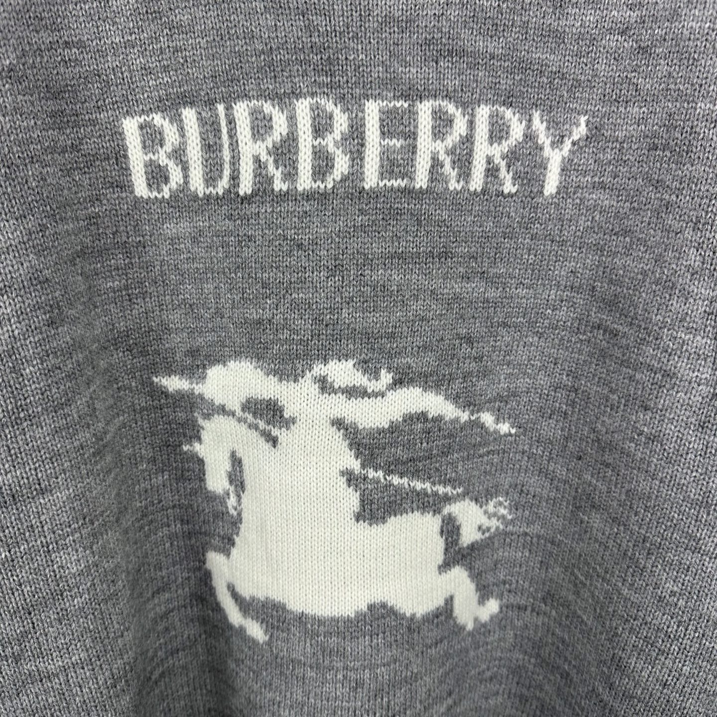 High-end Unisex Sweater: Barbara 2025 Letter Logo Couple’s Sweater in Black and Gray - 图片 6