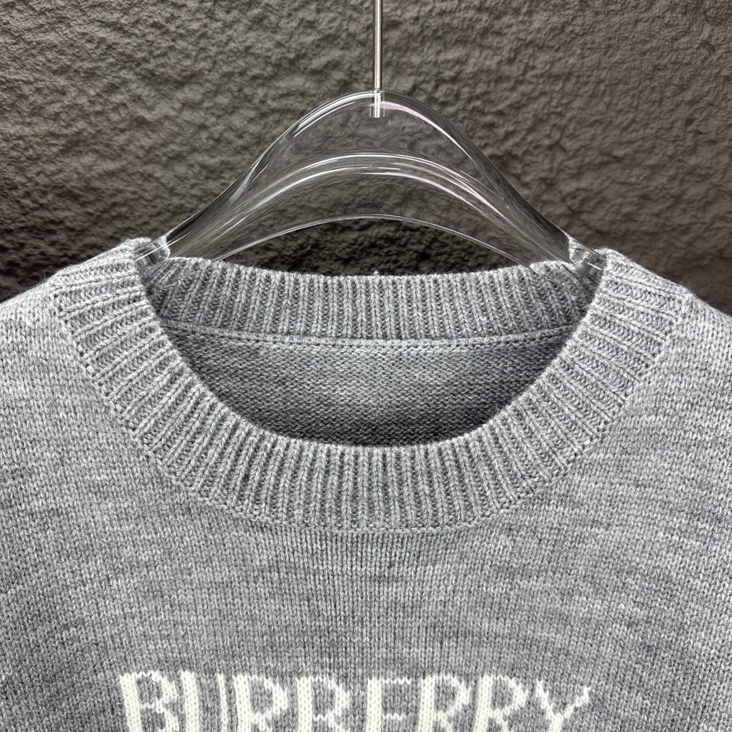 High-end Unisex Sweater: Barbara 2025 Letter Logo Couple’s Sweater in Black and Gray - 图片 3