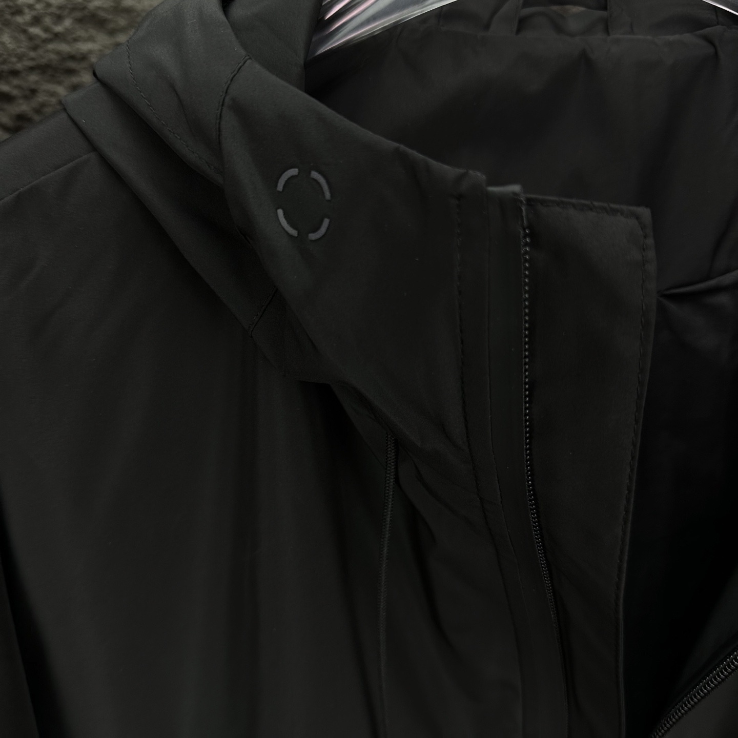 High-End Waterproof Hood Zipper Jacket 2025 with Reflecting Logo for Couples - 图片 9