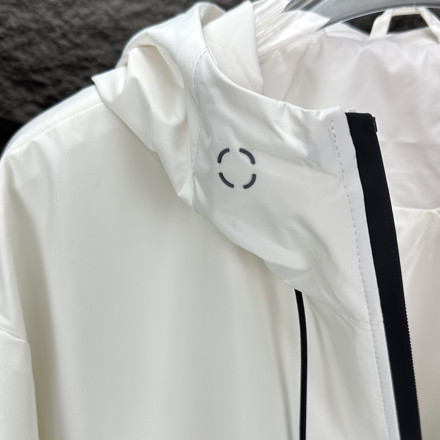 High-end Waterproof Hood Zipper Jacket for Couples with Reflecting Logo - 图片 7