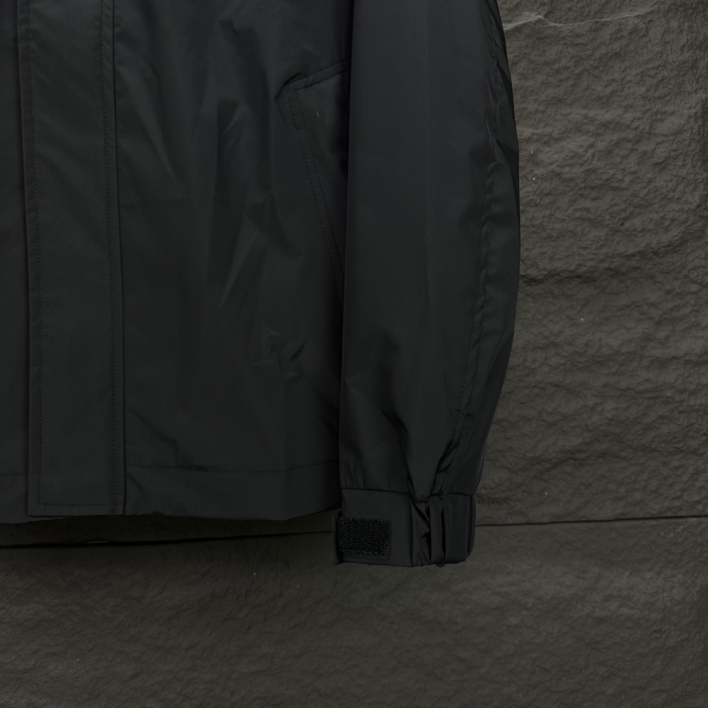 High-End Waterproof Reflective Zipper Jacket for Couples: Disanter’s Latest Design - 图片 9