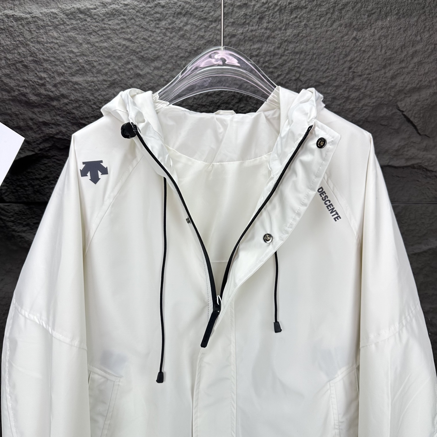 High-End Waterproof Hooded Jacket with Reflecting Logo in Black and White - 图片 6