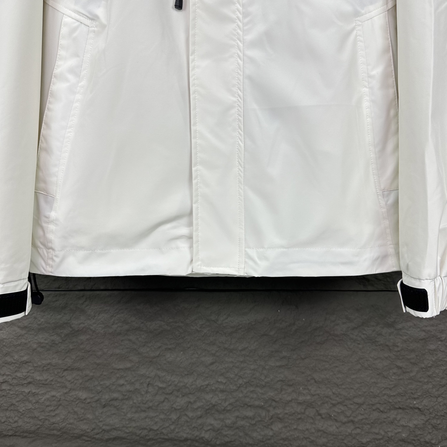 High-End Waterproof Hooded Jacket with Reflecting Logo in Black and White - 图片 8