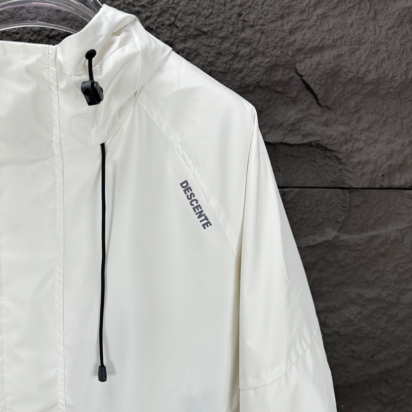 High-End Waterproof Hooded Jacket with Reflecting Logo in Black and White - 图片 4