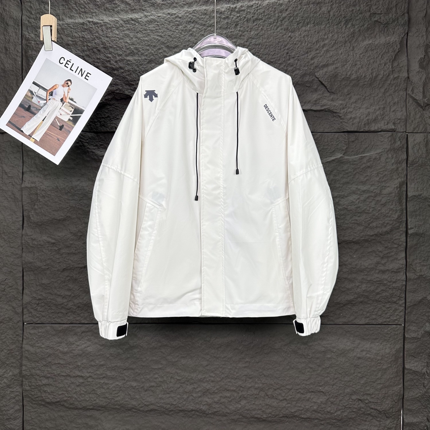 High-End Waterproof Hooded Jacket with Reflecting Logo in Black and White - 图片 1