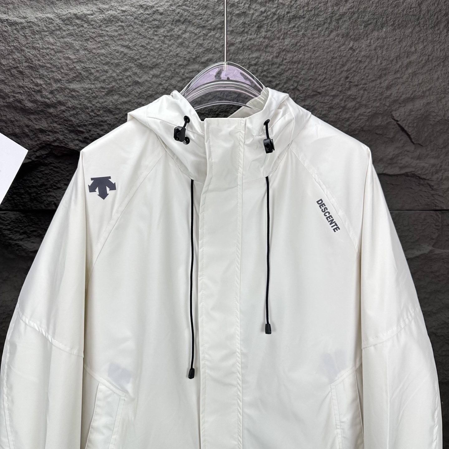 High-End Waterproof Hooded Jacket with Reflecting Logo in Black and White - 图片 5