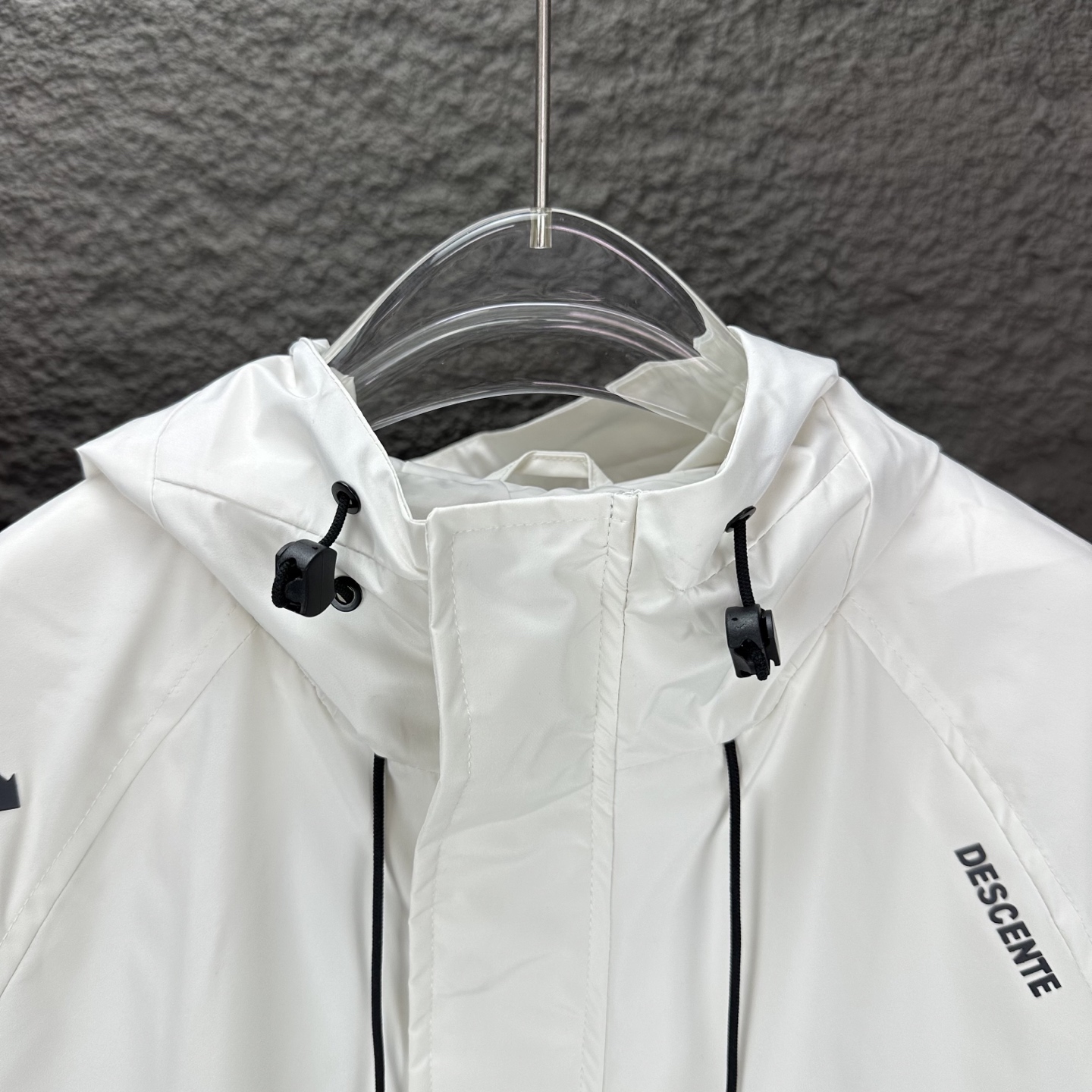 High-End Waterproof Hooded Jacket with Reflecting Logo in Black and White - 图片 3