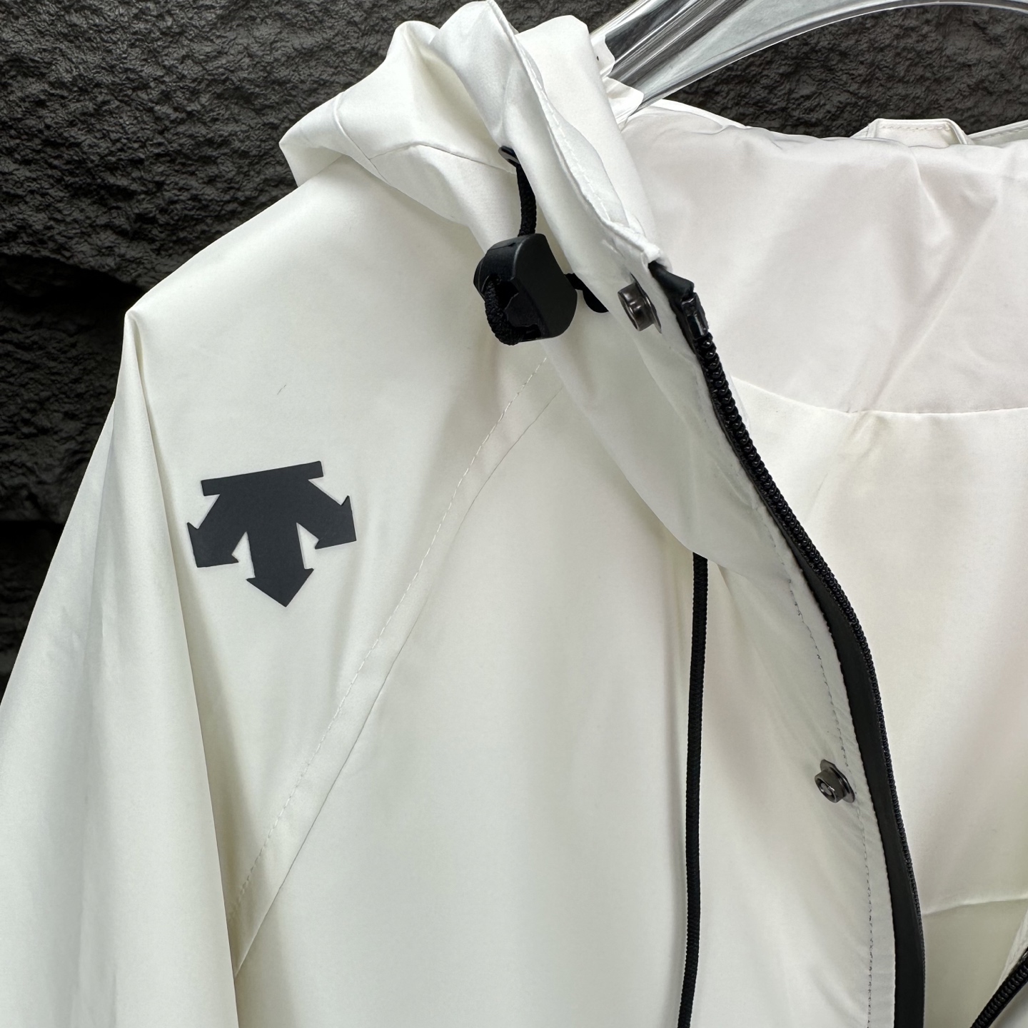 High-End Waterproof Hooded Jacket with Reflecting Logo in Black and White - 图片 7