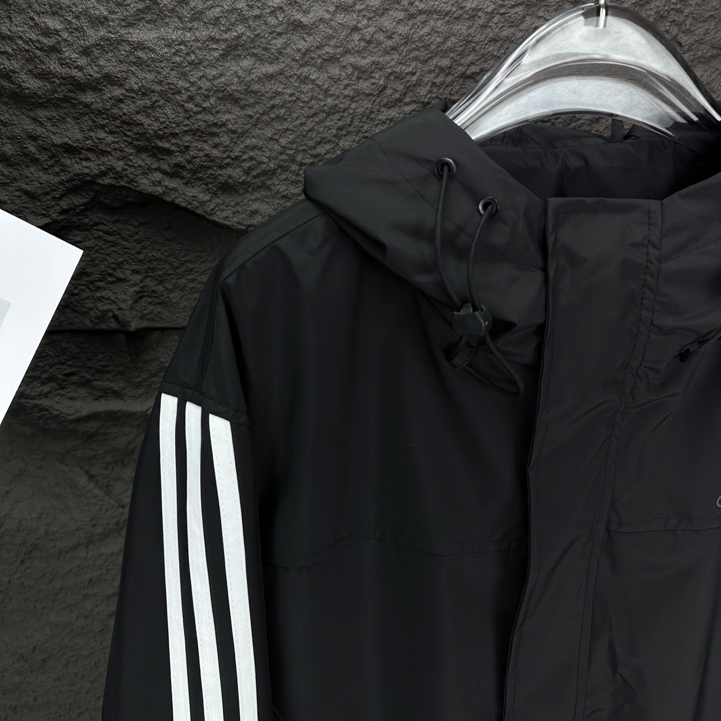 Adi’s 2025 Waterproof Hood Zipper Jacket: High-End Couple’s Fashion in Black and White - 图片 6