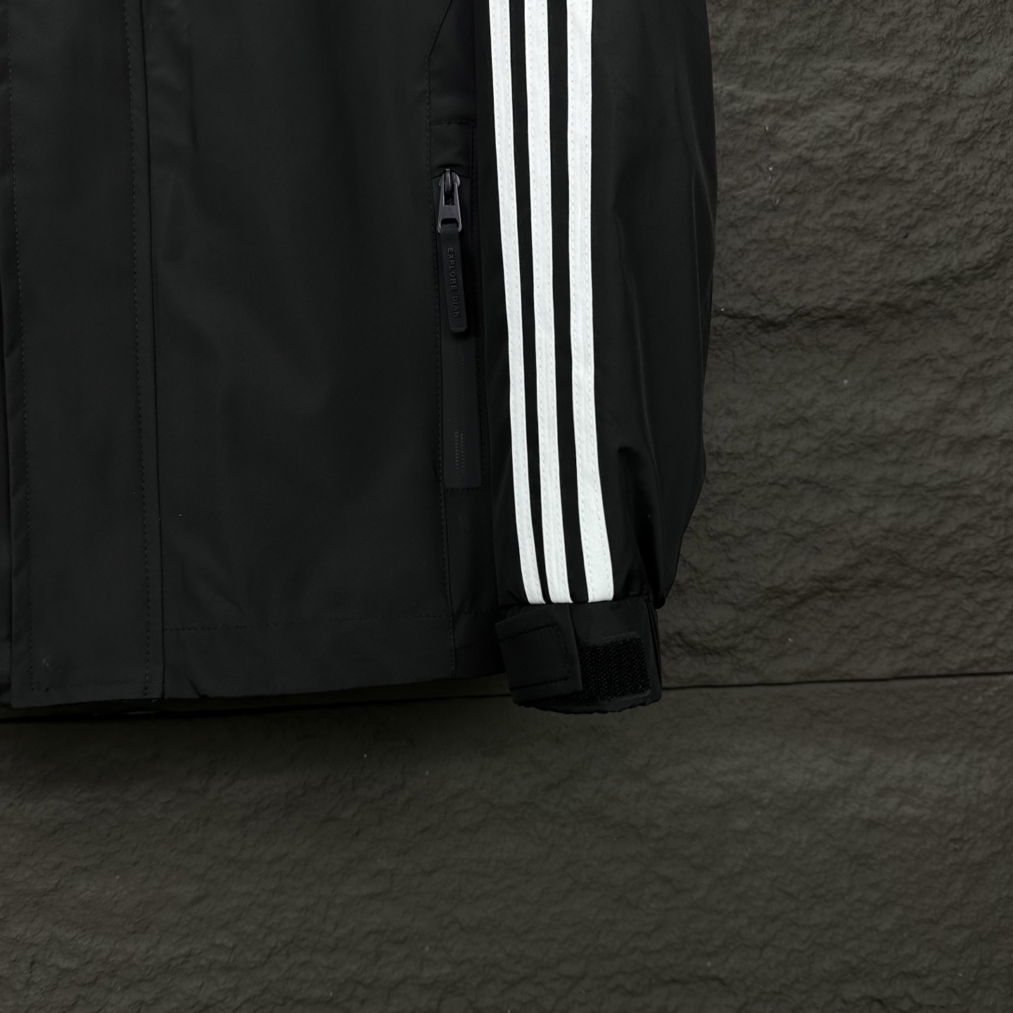 Adi’s 2025 Waterproof Hood Zipper Jacket: High-End Couple’s Fashion in Black and White - 图片 9