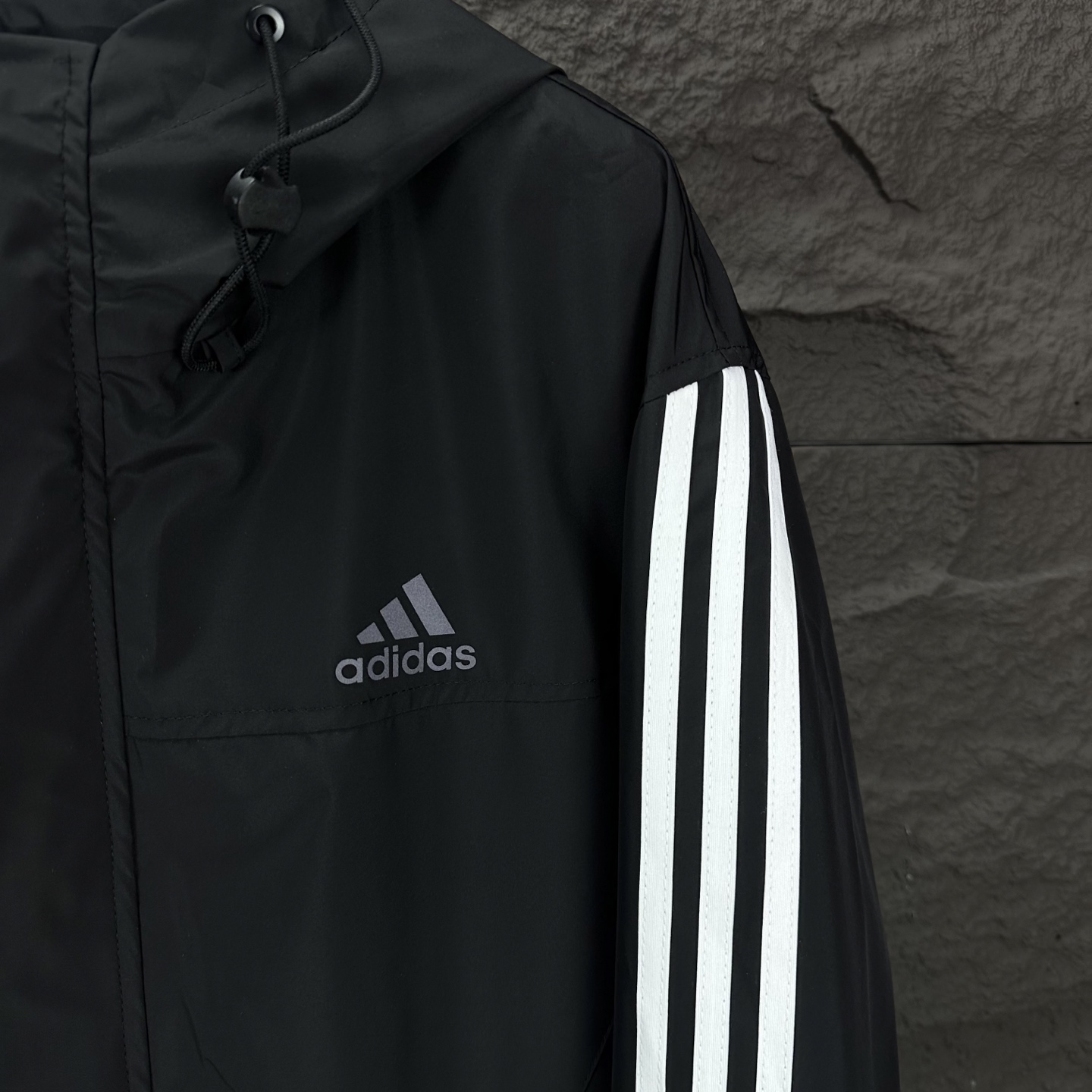 Adi’s 2025 Waterproof Hood Zipper Jacket: High-End Couple’s Fashion in Black and White - 图片 4
