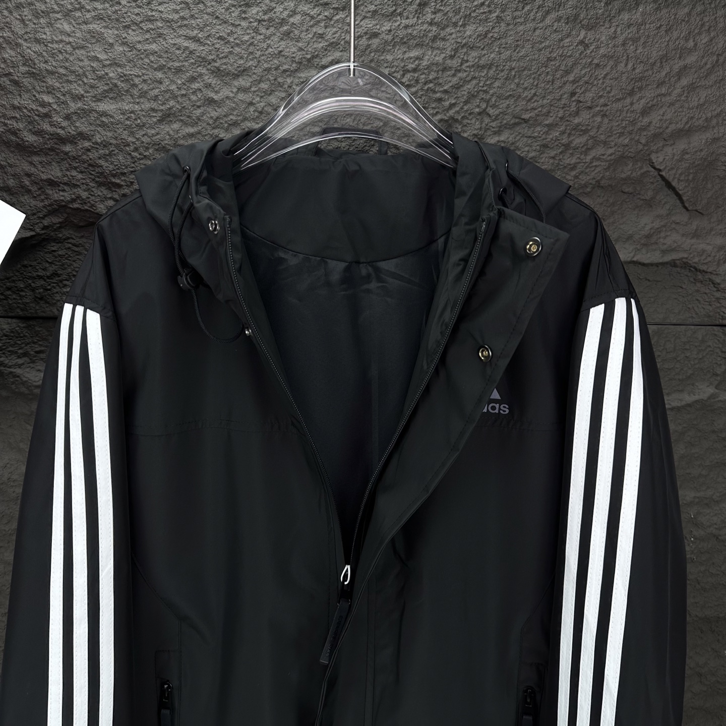 Adi’s 2025 Waterproof Hood Zipper Jacket: High-End Couple’s Fashion in Black and White - 图片 7