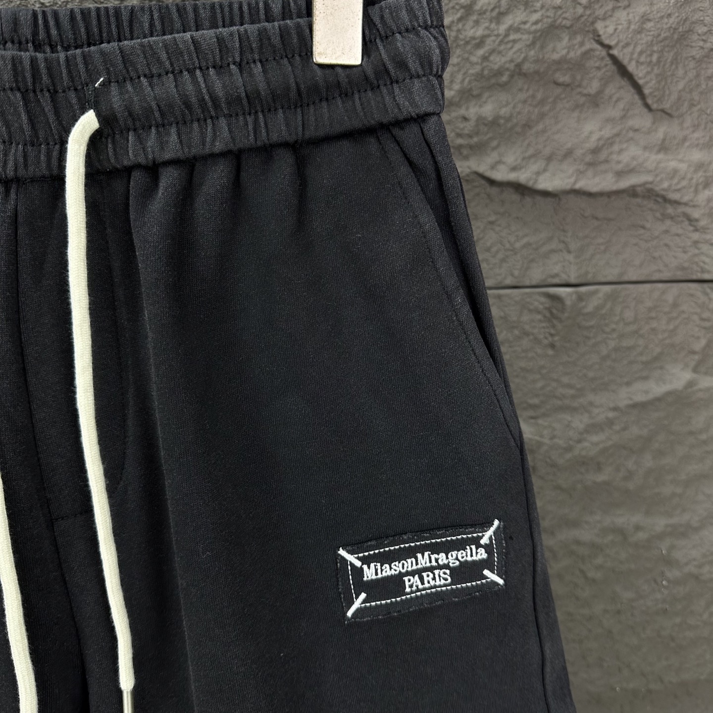 High-End Embroidered Logo Shampoo Couple Shorts: Magella 2025 Collection - 图片 4