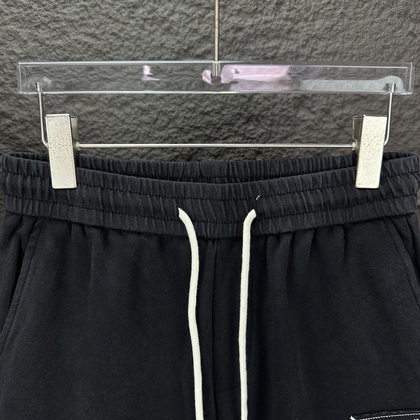 High-End Embroidered Logo Shampoo Couple Shorts: Magella 2025 Collection - 图片 3