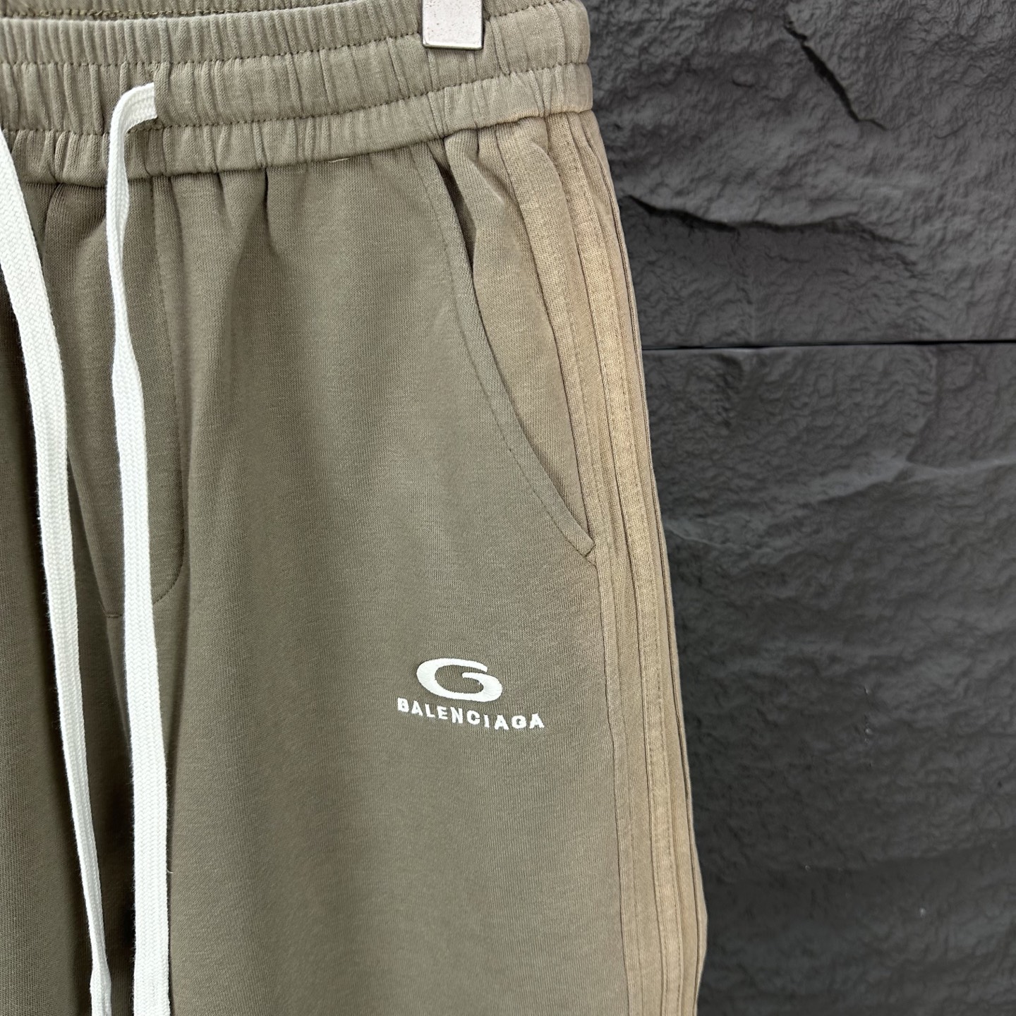 High-End 2025 Embroidered Logo Couple Shorts in Khaki, Sizes M-2XL - 图片 4