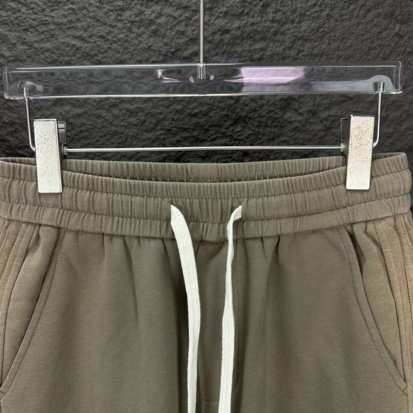 High-End 2025 Embroidered Logo Couple Shorts in Khaki, Sizes M-2XL - 图片 3