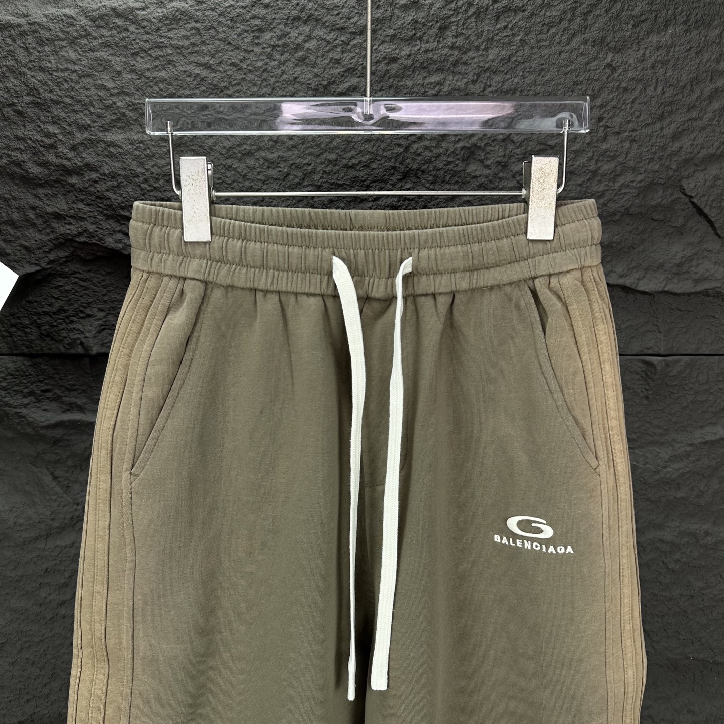 High-End 2025 Embroidered Logo Couple Shorts in Khaki, Sizes M-2XL - 图片 5