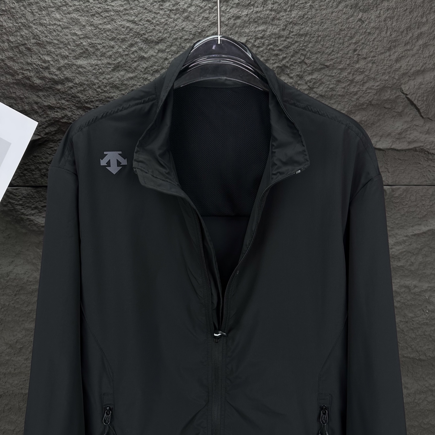 High-end Waterproof Sunscreen Jacket with Reflecting Letter Logo for Couples - 图片 5