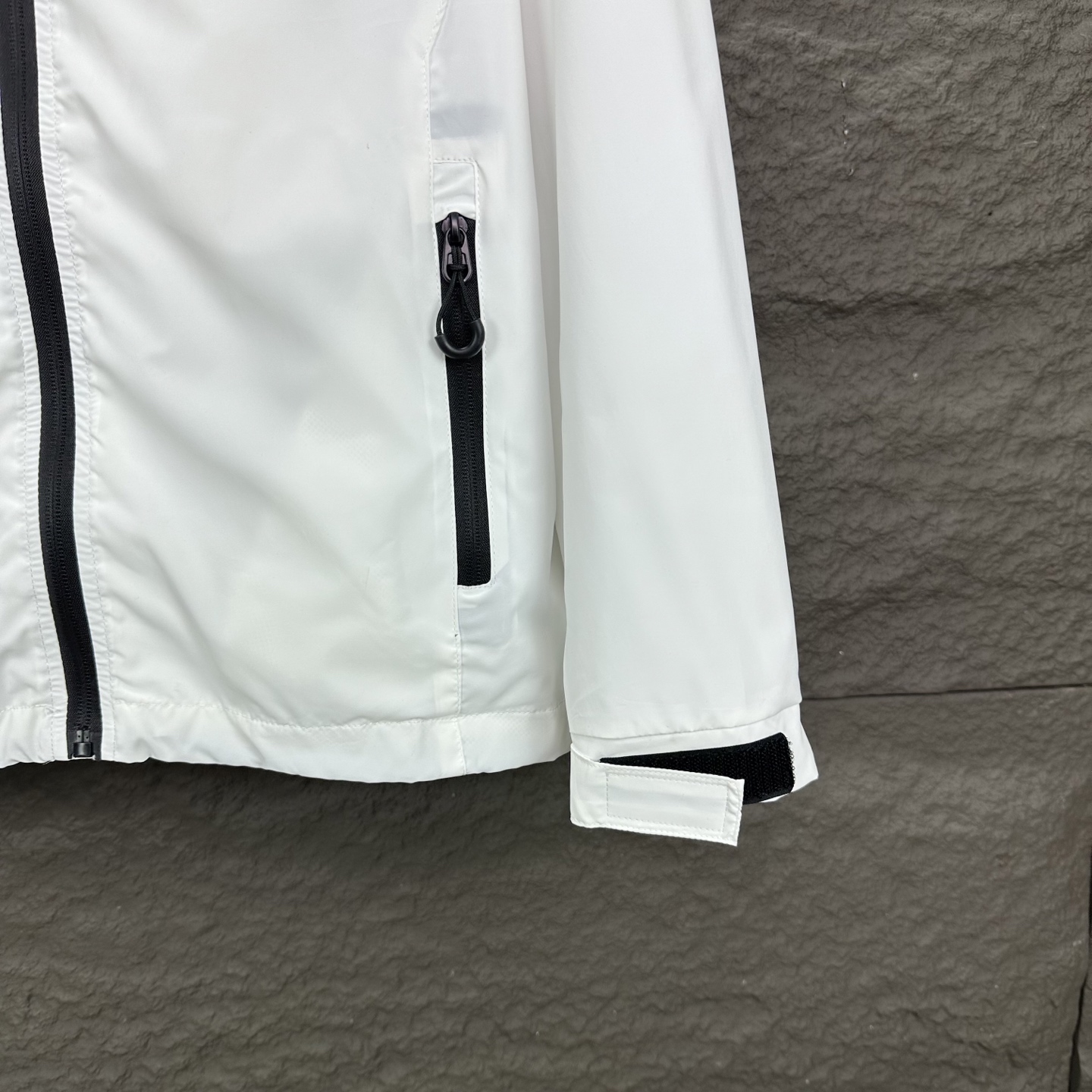 Fashionable Waterproof Sunscreen Jacket with Reflecting Letter Logo for Couples - 图片 9