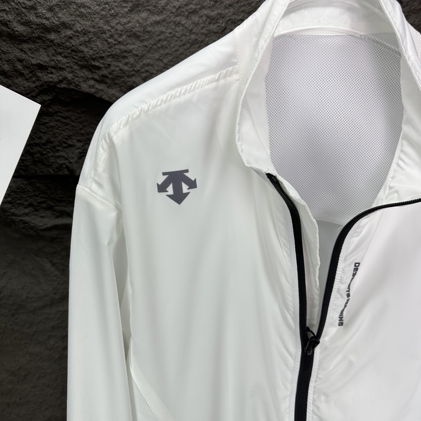 Fashionable Waterproof Sunscreen Jacket with Reflecting Letter Logo for Couples - 图片 6