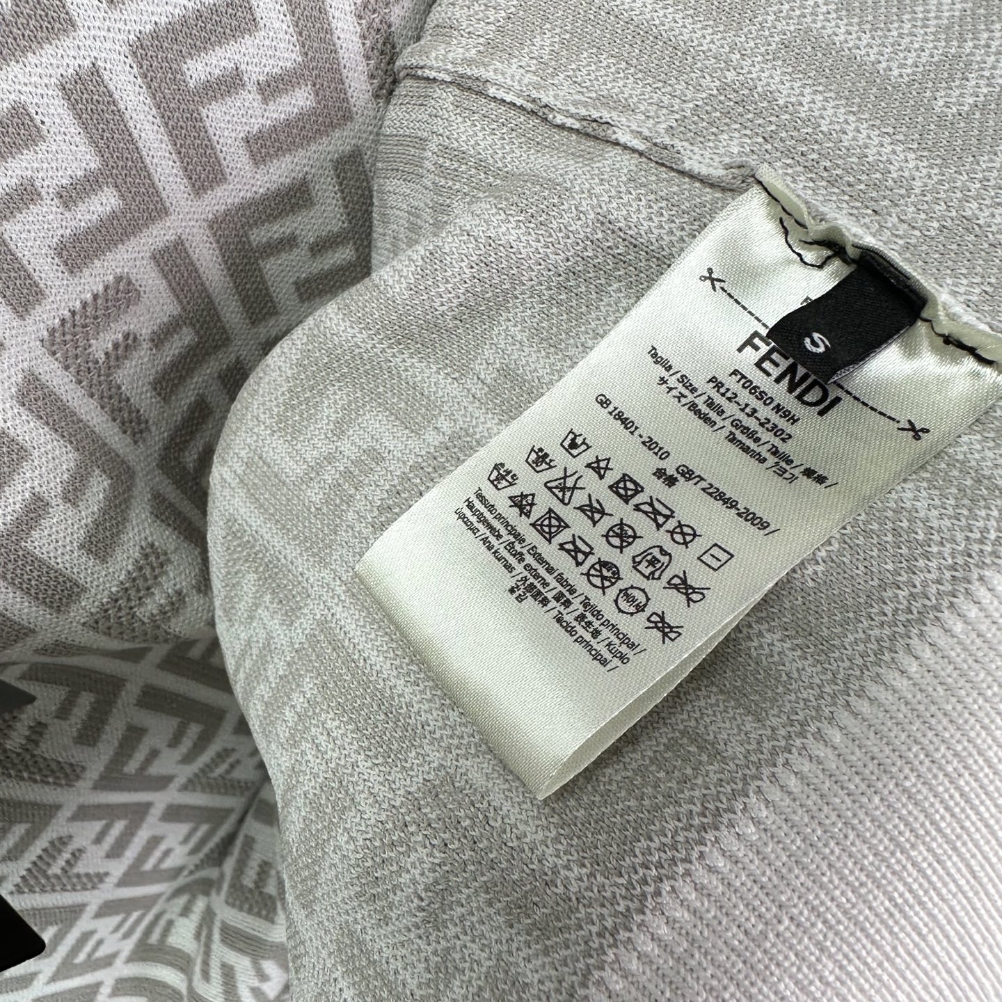 Fendi 2025 Camiseta de Punto con Logo Estampado para Parejas - Alta Calidad 9 i1745076326083 6760 0 7