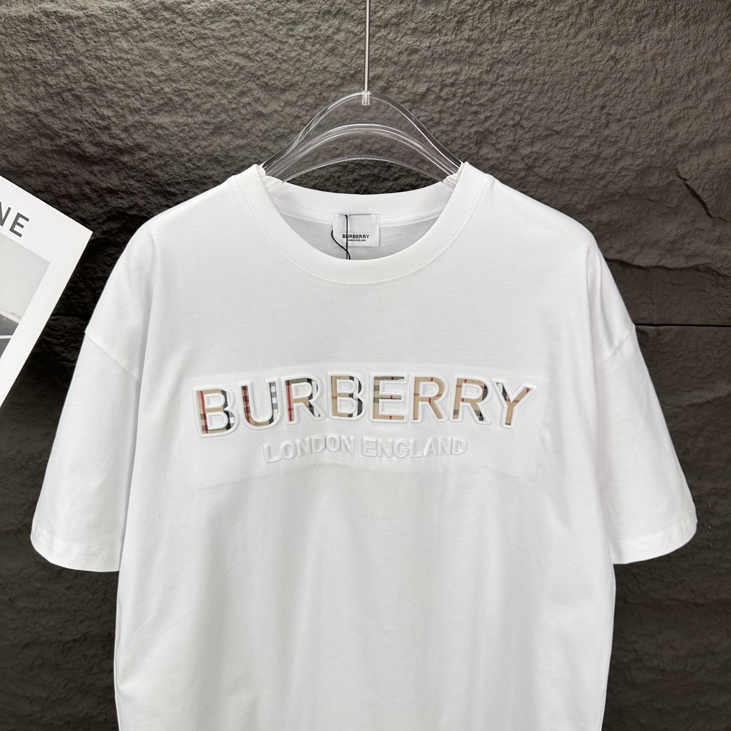 Burberry Camiseta de Manga Corta con Logo en Relieve para Parejas - Edición 2025 6 i1745855582526 3821 0 4