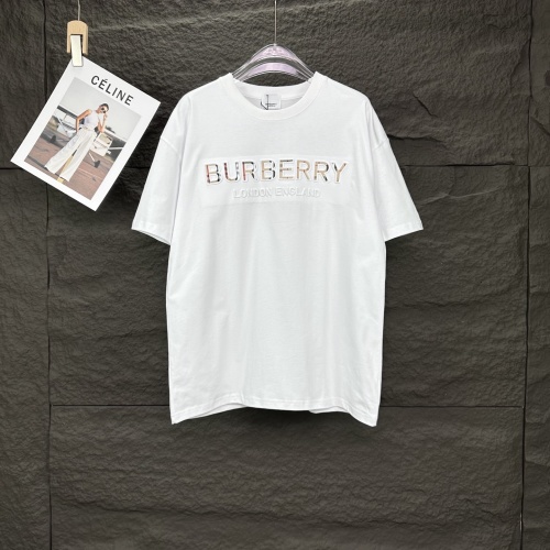 Burberry Camiseta de Manga Corta con Logo en Relieve para Parejas - Edición 2025 17 Burberry Camiseta de Manga Corta con Logo en Relieve para Parejas – Edición 2025
