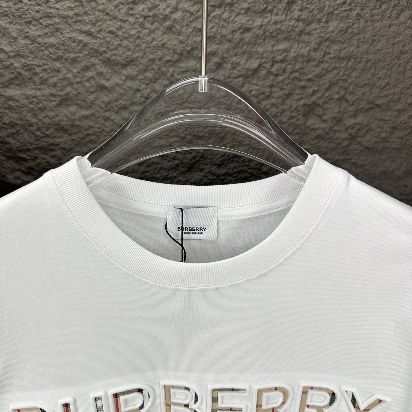 Burberry Camiseta de Manga Corta con Logo en Relieve para Parejas - Edición 2025 4 i1745855584057 9672 0 2