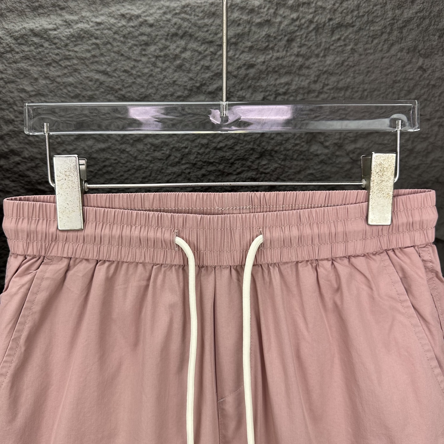 Miu Miu Pantalones Cortos Deportivos con Logo Bordado para Hombre y Mujer 4 i1746196265706 2935 0 2