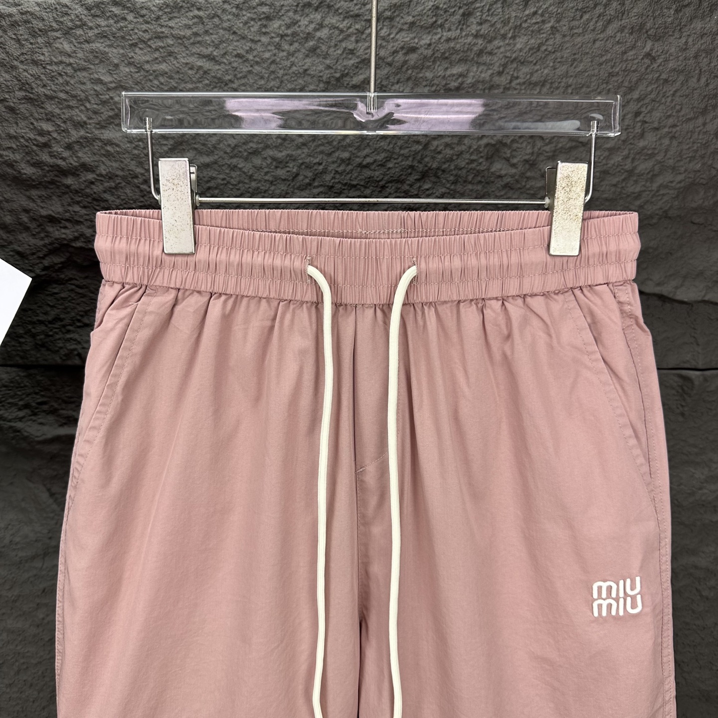 Miu Miu Pantalones Cortos Deportivos con Logo Bordado para Hombre y Mujer 6 i1746196265762 7013 0 4