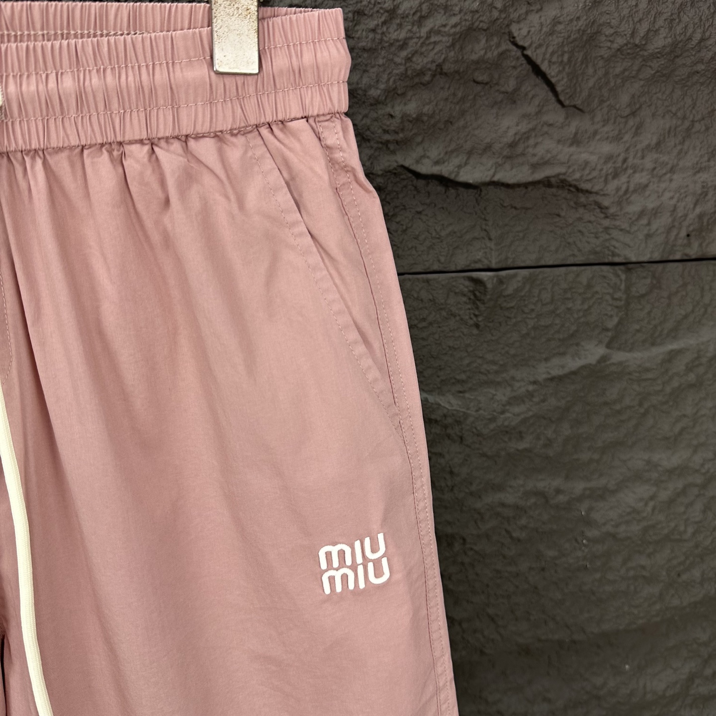 Miu Miu Pantalones Cortos Deportivos con Logo Bordado para Hombre y Mujer 5 i1746196267283 9643 0 3
