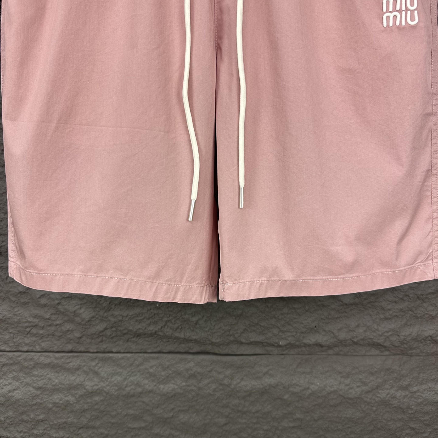 Miu Miu Pantalones Cortos Deportivos con Logo Bordado para Hombre y Mujer 8 i1746196267298 748 0 6