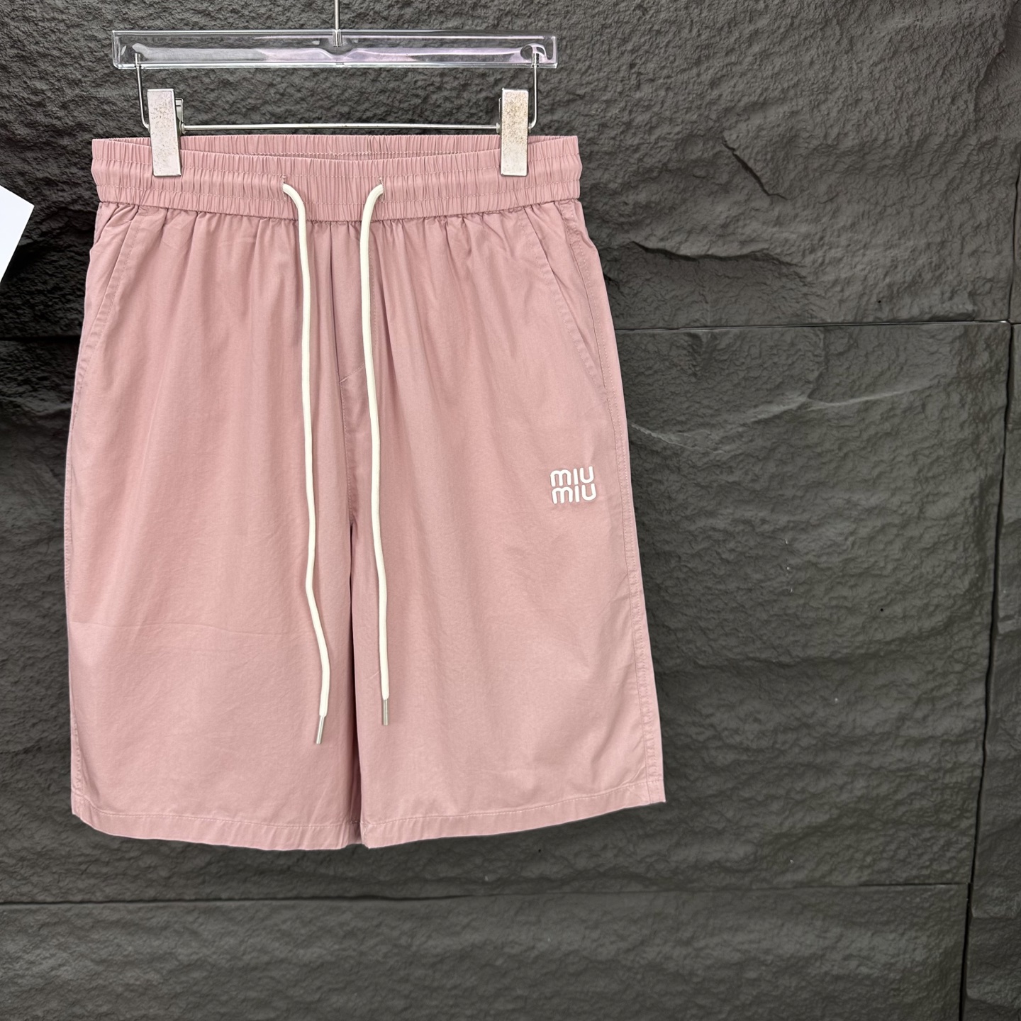 Miu Miu Pantalones Cortos Deportivos con Logo Bordado para Hombre y Mujer 7 i1746196267320 5926 0 5