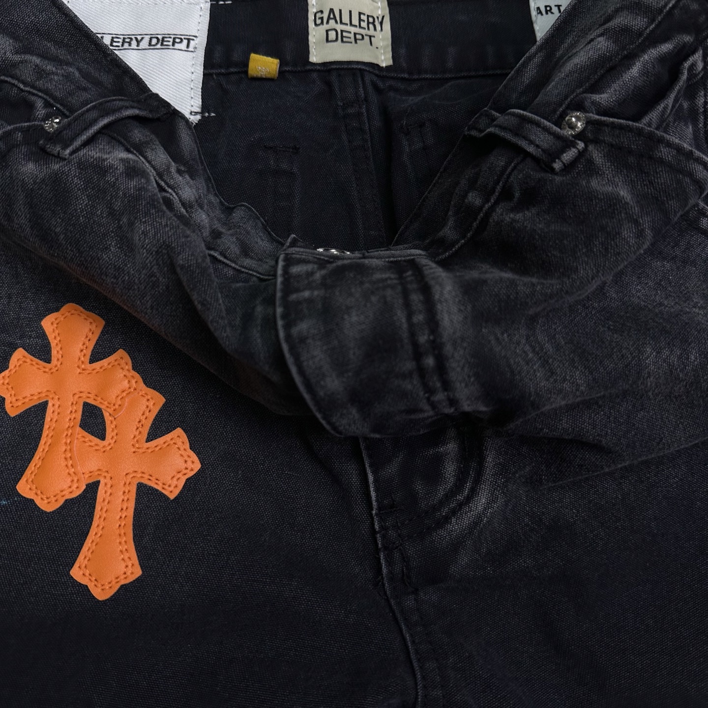 Chrome Hearts GALLERY DEPT. &克罗心联名2025新款泼墨手绘橘色十字架贴皮 宽松水洗微喇牛仔裤