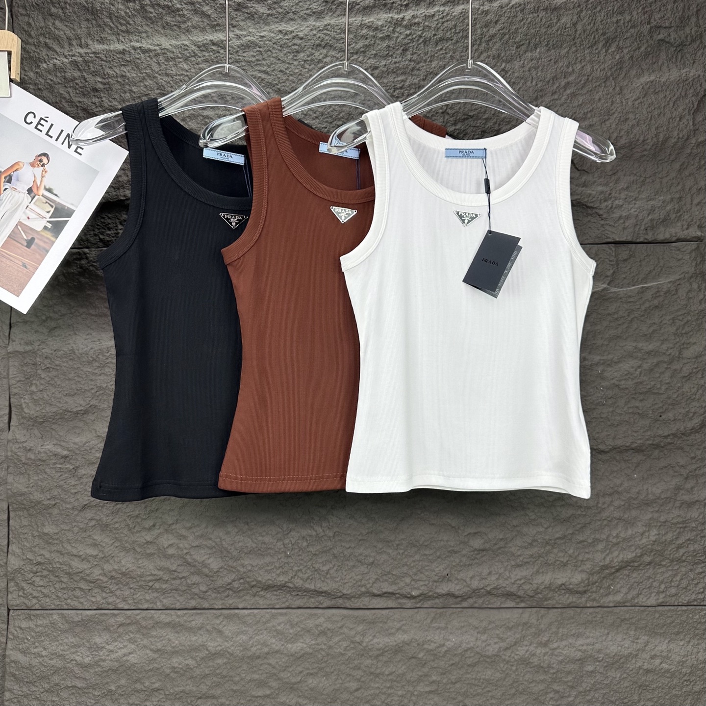 Prada Camiseta sin Mangas con Logo Triangular Metálico para Mujer 10 i1746460229766 7919 0 8