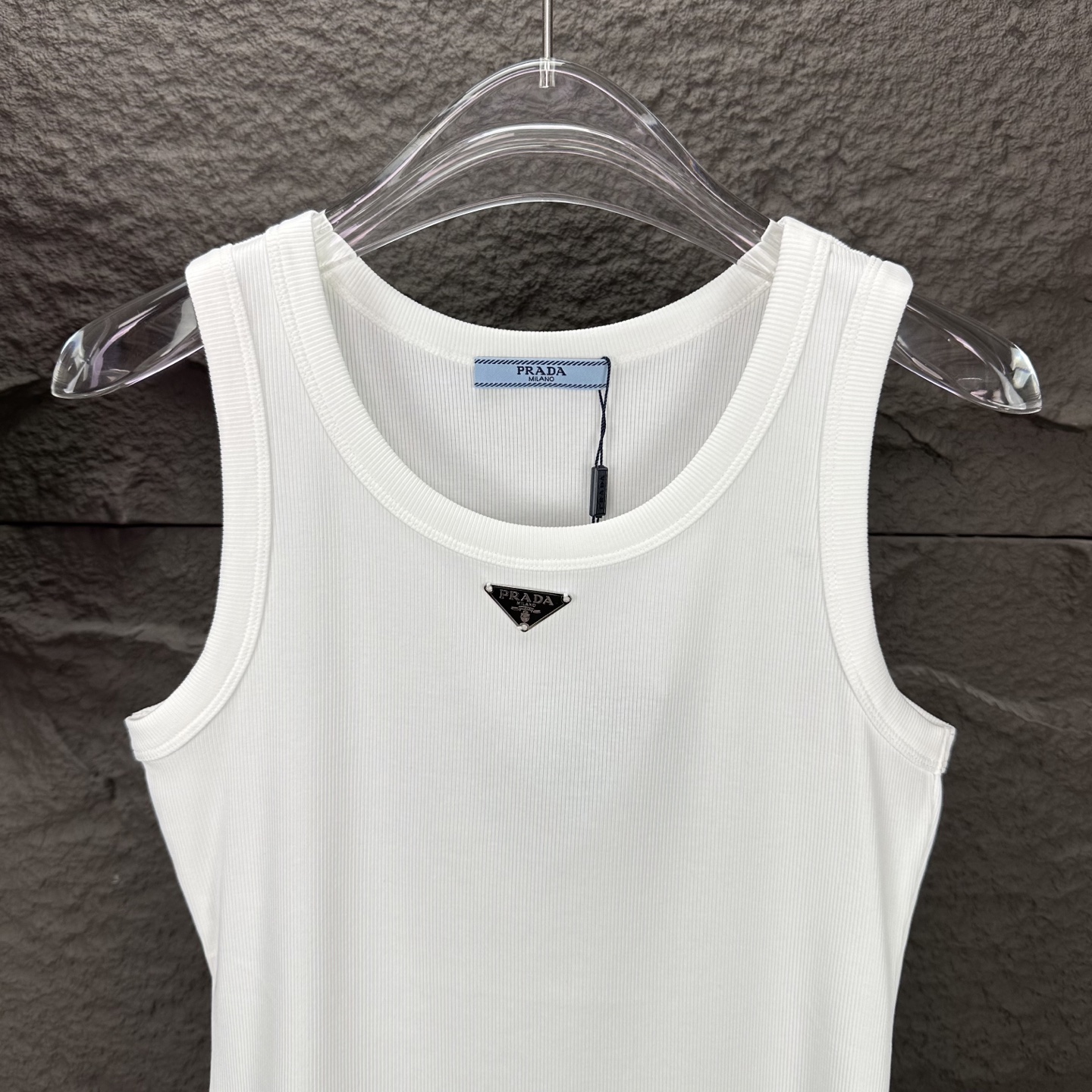 Prada Camiseta sin Mangas con Logo Triangular Metálico para Mujer 6 i1746460248087 2930 0 4