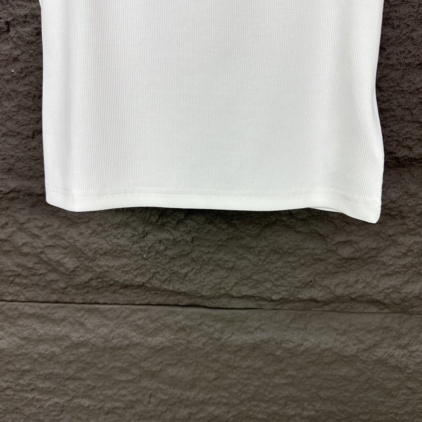 Prada Camiseta sin Mangas con Logo Triangular Metálico para Mujer 7 i1746460248103 3197 0 5