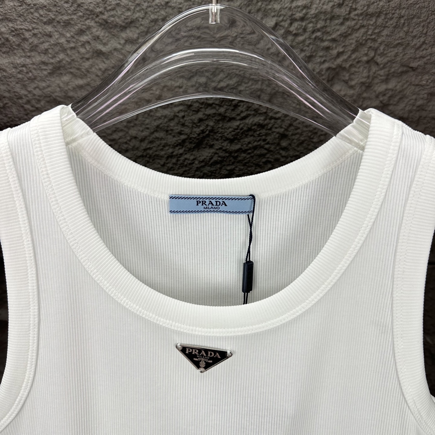 Prada Camiseta sin Mangas con Logo Triangular Metálico para Mujer 4 i1746460248137 7617 0 2