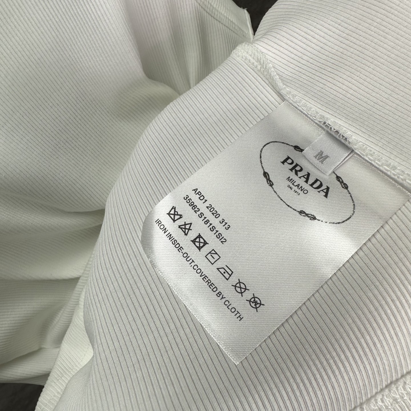 Prada Camiseta sin Mangas con Logo Triangular Metálico para Mujer 8 i1746460248225 1720 0 6